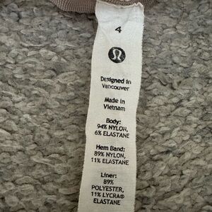 Lululemon white shorts size 4 Hotty Hot 4 inch